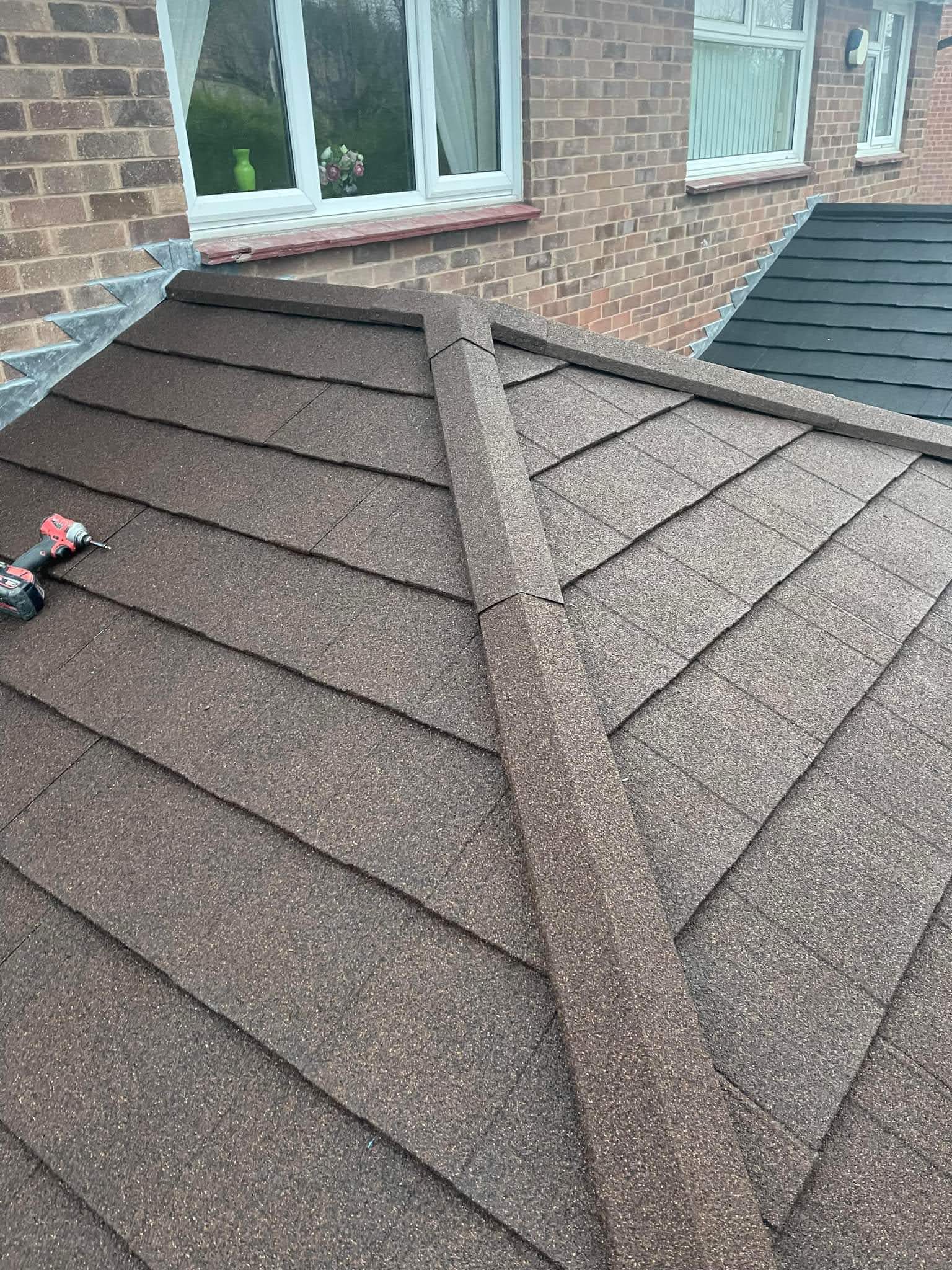 Close-up of the lightweight tiled warm-roof system