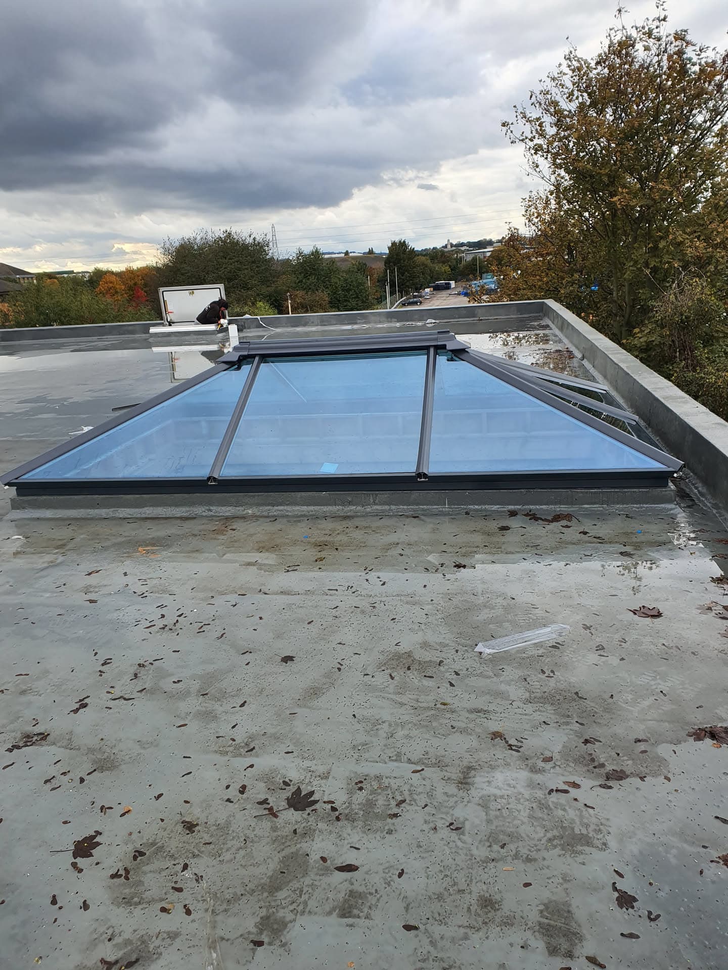 Flat roof with aluminium-framed roof lantern and grey upstands