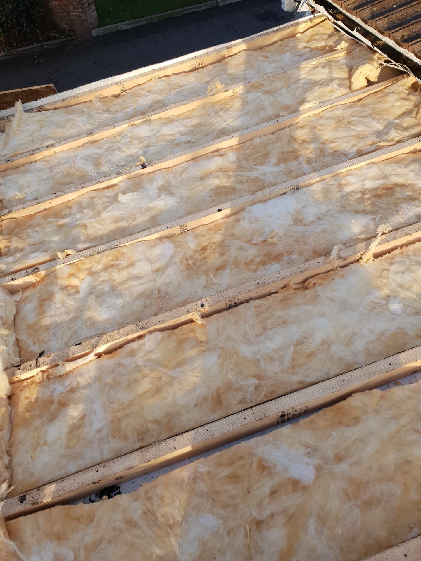 Flat roof with insulation between timber battens during installation