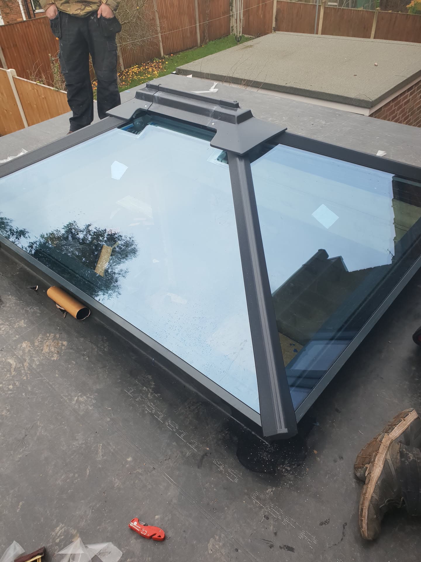 Flat roof with anthracite aluminium roof lantern and grey felt covering