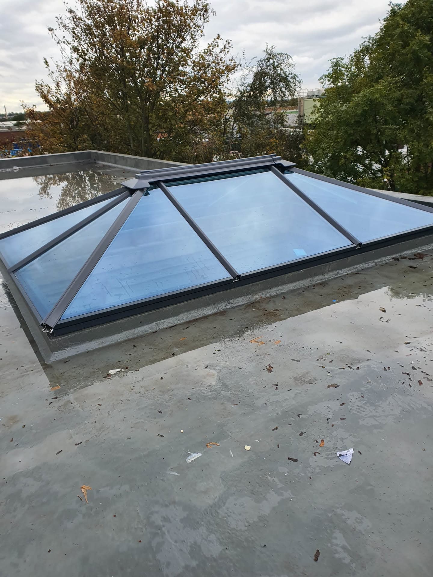 Flat roof with anthracite aluminium roof lantern featuring glazed panels