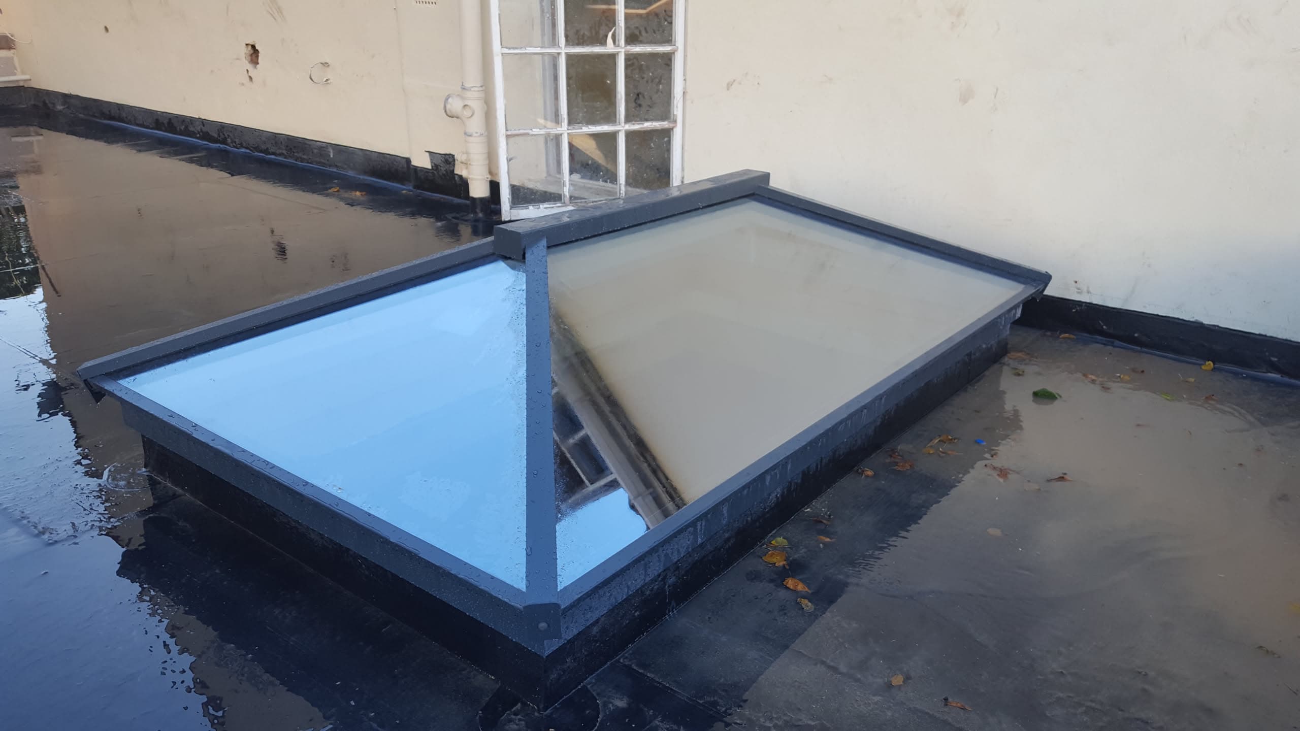 Flat roof with two roof lanterns featuring dark grey aluminium frames