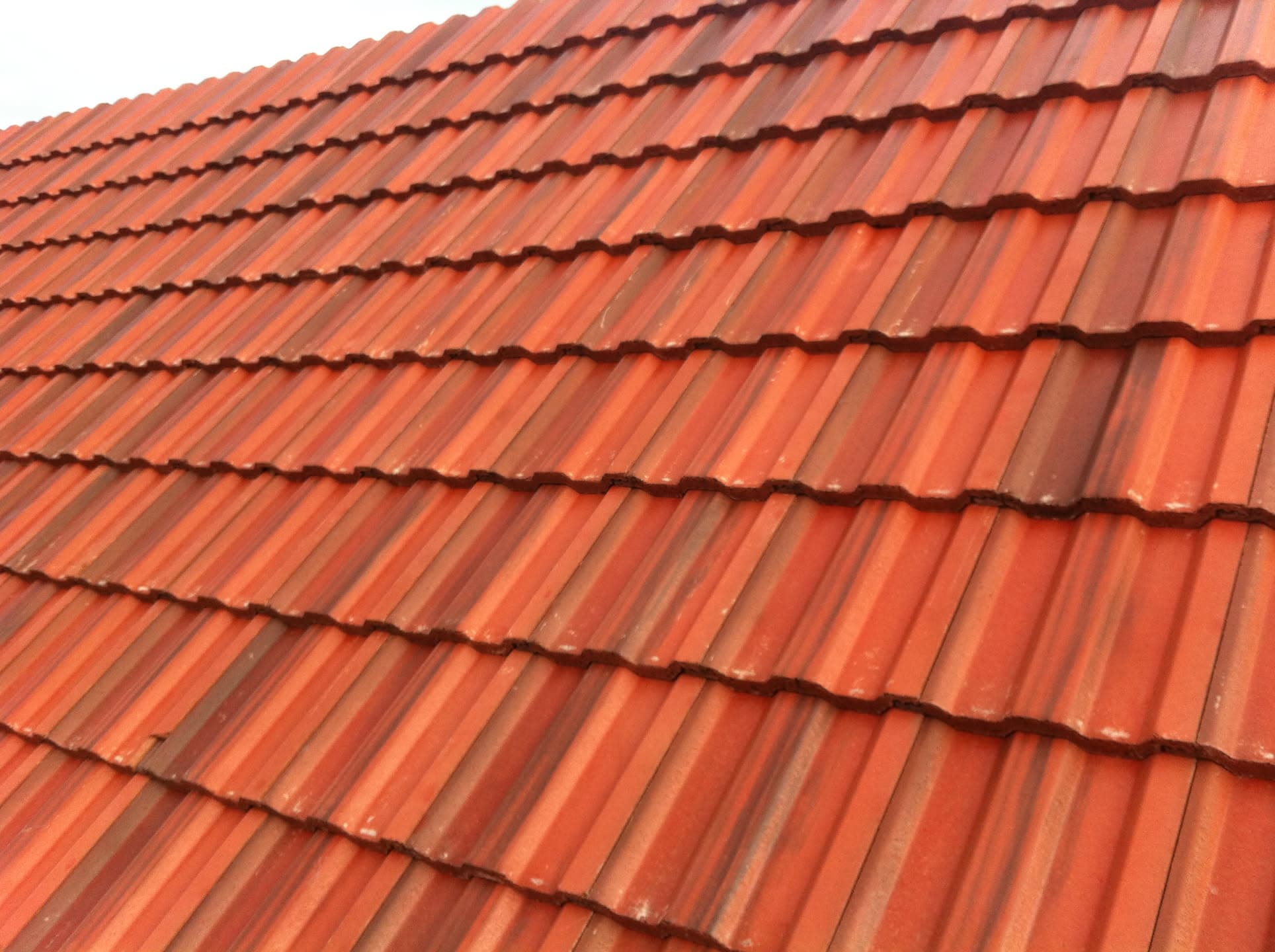Pitched roof with terracotta-coloured concrete tiles in overlapping rows