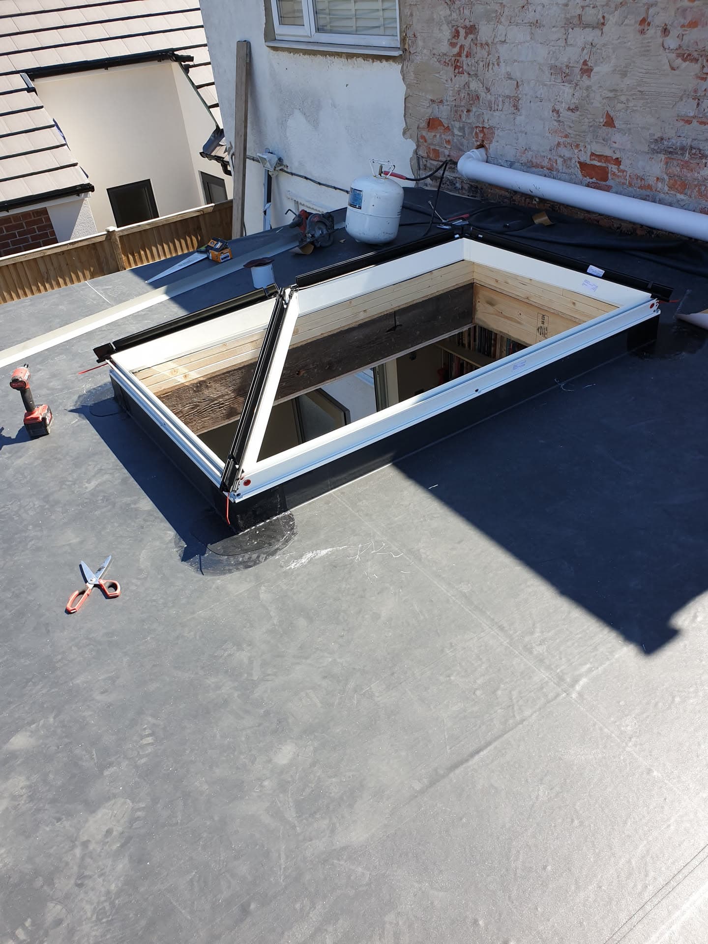Flat roof with GRP fibreglass finish and aluminium-framed roof lantern skylight