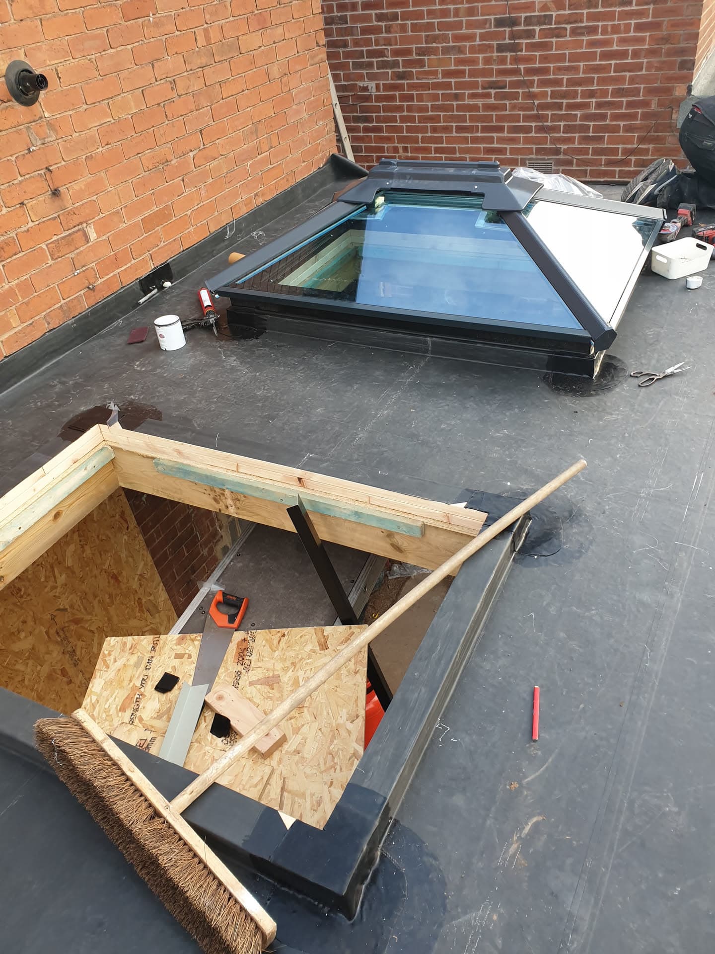 Flat roof with EPDM rubber membrane and two roof lanterns with glazed panels