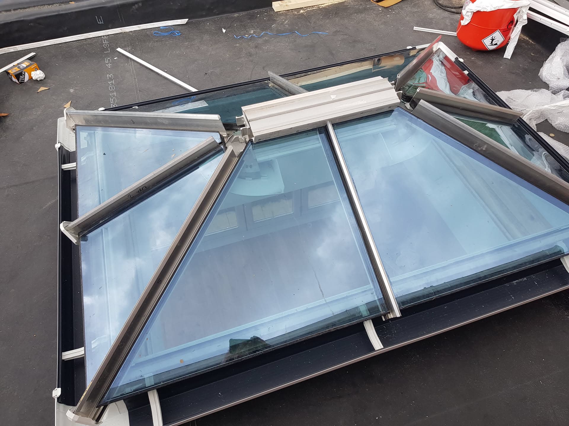 Flat roof with glazed roof lantern featuring aluminium frame and multiple glass panels