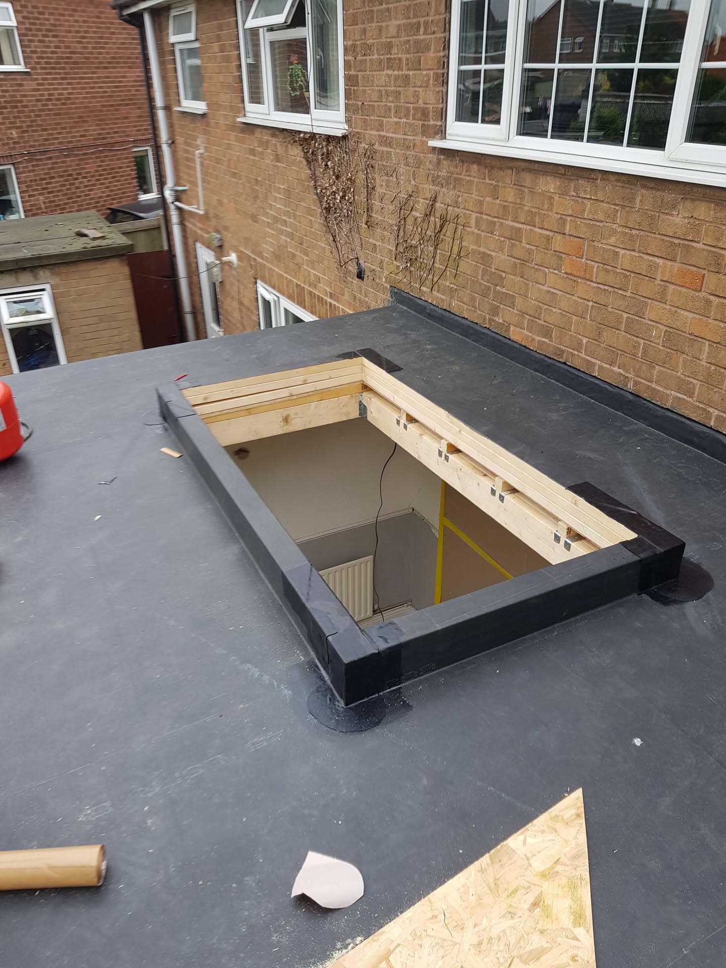 Flat roof with EPDM rubber membrane and timber-framed roof light opening